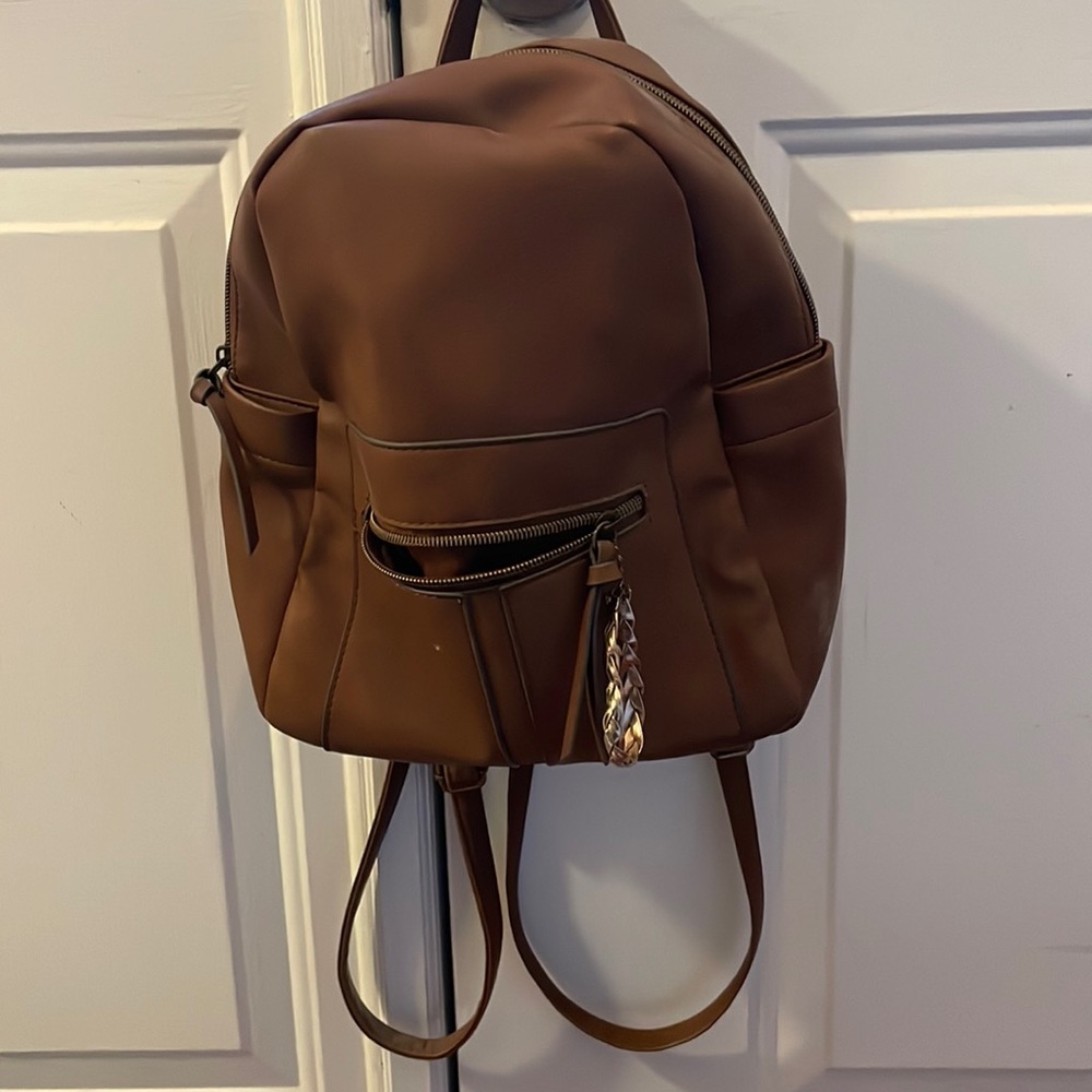 It’s a Dillards purse only worn one time to the beach cute has pockets